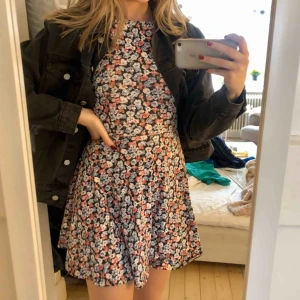  - Jättefin somrig, blommig klänning med superfin korsad rygg 💜💗 