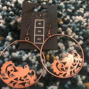 Nya örhänge  - Nya örhänge färg är copper , hämta hos mig i Majorna (41464) eller jag skickar innan 72 timmar, kolla gärna mina saker , bara nojsa kunder 