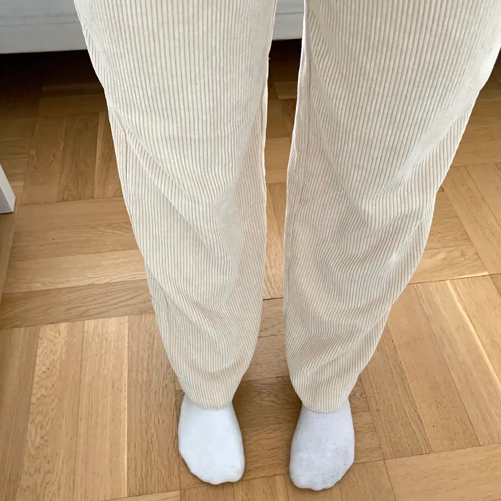 Supersnygga beiga byxor från Gina men som tyvärr aldrig kommer till användning 💖 Sitter jättebra och är bara använda en gång! 💓. Jeans & Byxor.