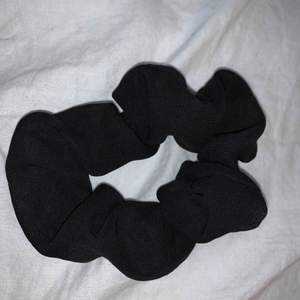 En scrunchie som är svart i blus matrial  