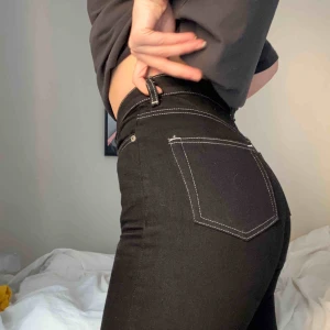 - Snygga weekday jeans i strl W26 L32. Svarta med vita sömmar, i nyskick!!💞🥳jag är 172cm lång, möts gärna upp annars frakt: 60kr❤️