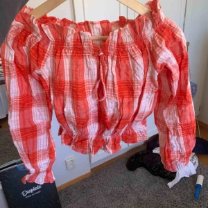  - Säljer en superfin tröja i storlek S, köpt på bikbok, aldrig använd. Kan skickas 