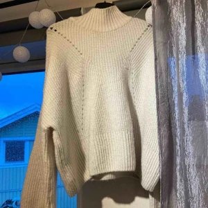  - En jättefin mysig tröja från Gina Tricot.♥️ Använd högst 10 gånger och är i jätte bra skick! Inga fläckar.♥️♥️