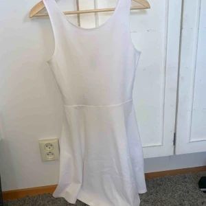  - Superfin enkel klänning med en öppning i ryggen. Köpt i Stockholm men aldrig använd. Storlek s/36. Kan skickas 