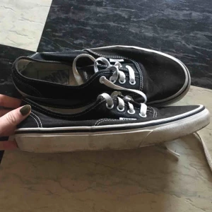  - klassiska vans, storlek 38! de har använts rätt mycket vilket syns, men ändå i bra skick förutom lite hål i hälen. möts i sthlm eller stå för frakt