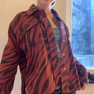 - En populära jeansjacka från Zara i zebramönster som är perfekt nu till våren. Använd fåtal gånger därför är den i fint skick!💓💓