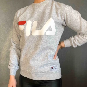  - Snygg tröja från Fila. Storlek XS. Ord. pris 599:-, nytt pris 250:- :)