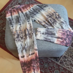 Batik leggings - Tuffa leggings, batikmönster i orange/aprikosfärg, grå och svart. Fint skick! Strl 34/36 som normal 36.