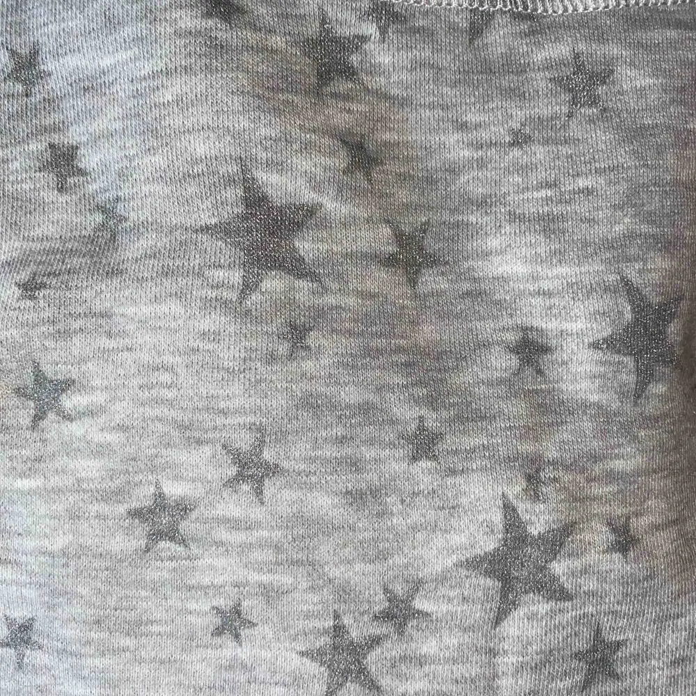 Söt tröja med glittriga silver stjärnor på✨ fint skick, liten storlek (tror den från början är tänkt för barn) men skulle säga att den passar en xs-s! Köpare står för frakt. Tröjor & Koftor.