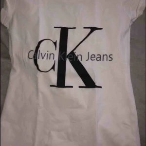  - Ck t-shirt köpt för 149kr säljer för 79kr. (Ej äkta)