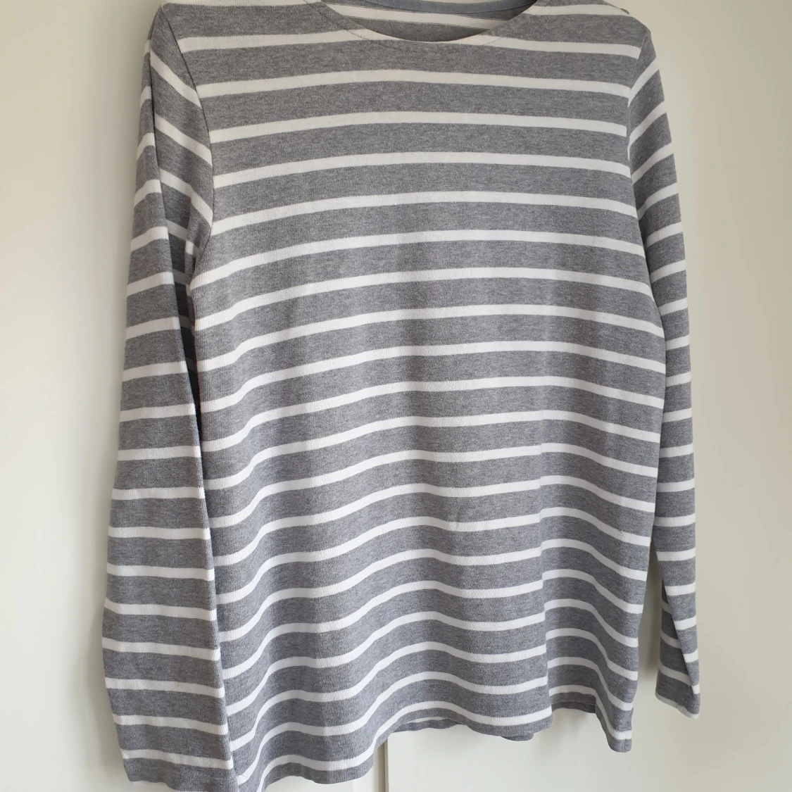 Randig tröja med knappar stl M - 90