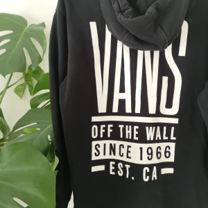 Vans hoodie - Köpte denna på carlings för ett bra tag sedan. As snyggt tryck över hela ryggen och super skön. Har inte använt den mycket alls så den är i bra skick.  Kan mötas upp i HBG (ev Lund, Landskrona & Malmö) annars 250kr ikl frakt