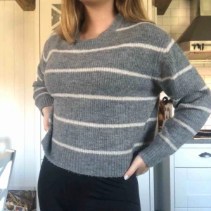  - Randig stickad tröja från HM. Frakt ingår i priset!!