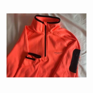  - Säljer min snygga träningsjacka från Swedemount pga. att jag har två likadana! Hål för tummen på båda ärmarna, halv zip vid halsen, reflex bak samt en ficka på vänstra ärmen💕 80kr!