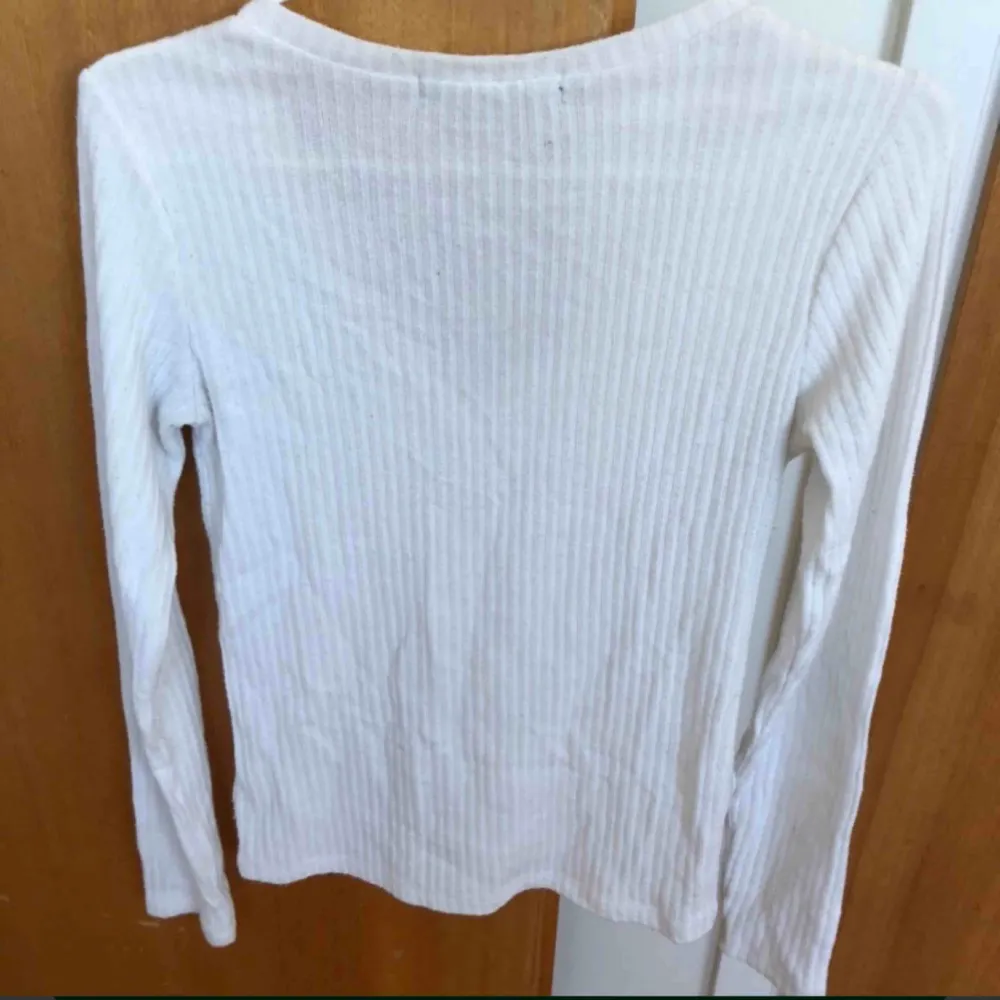 V-ringad slim fit tröja från Bik Bok. Används inte därav säljs den. Köparen står för frakten🌟🌟. Tröjor & Koftor.