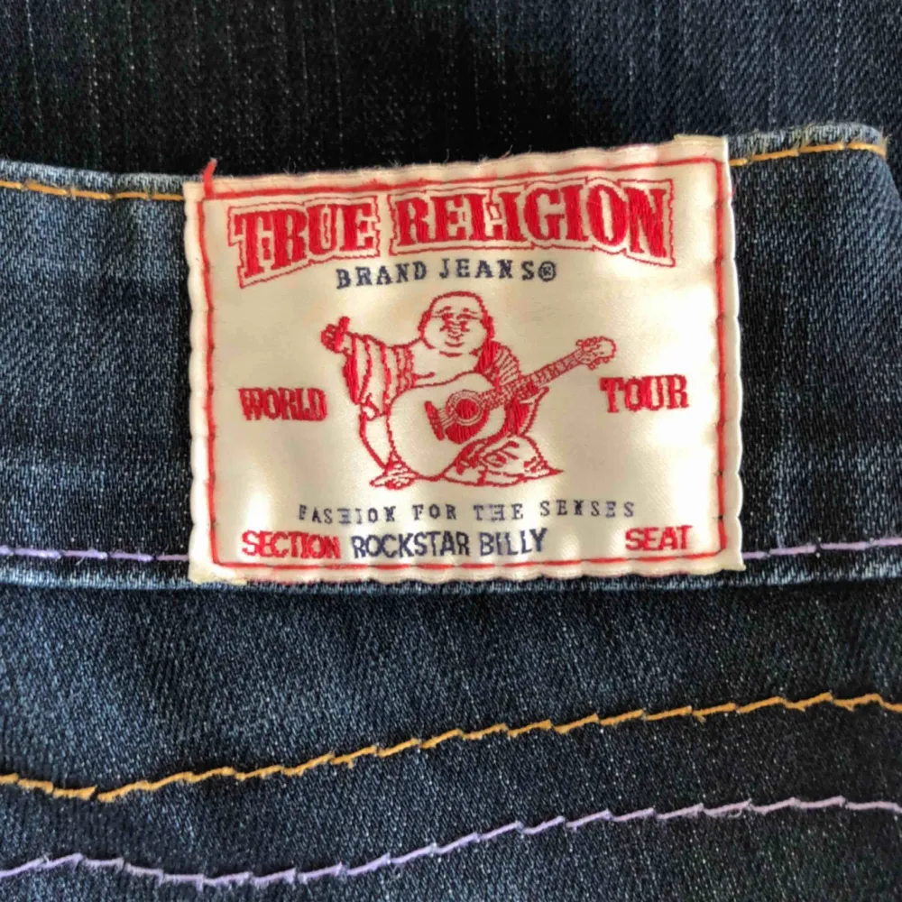 ÄKTA!!! True Religion jeans!!❤️ säljer då de är för långs för mig :( de är låga i midjan (90 tals jeans). Jeans & Byxor.