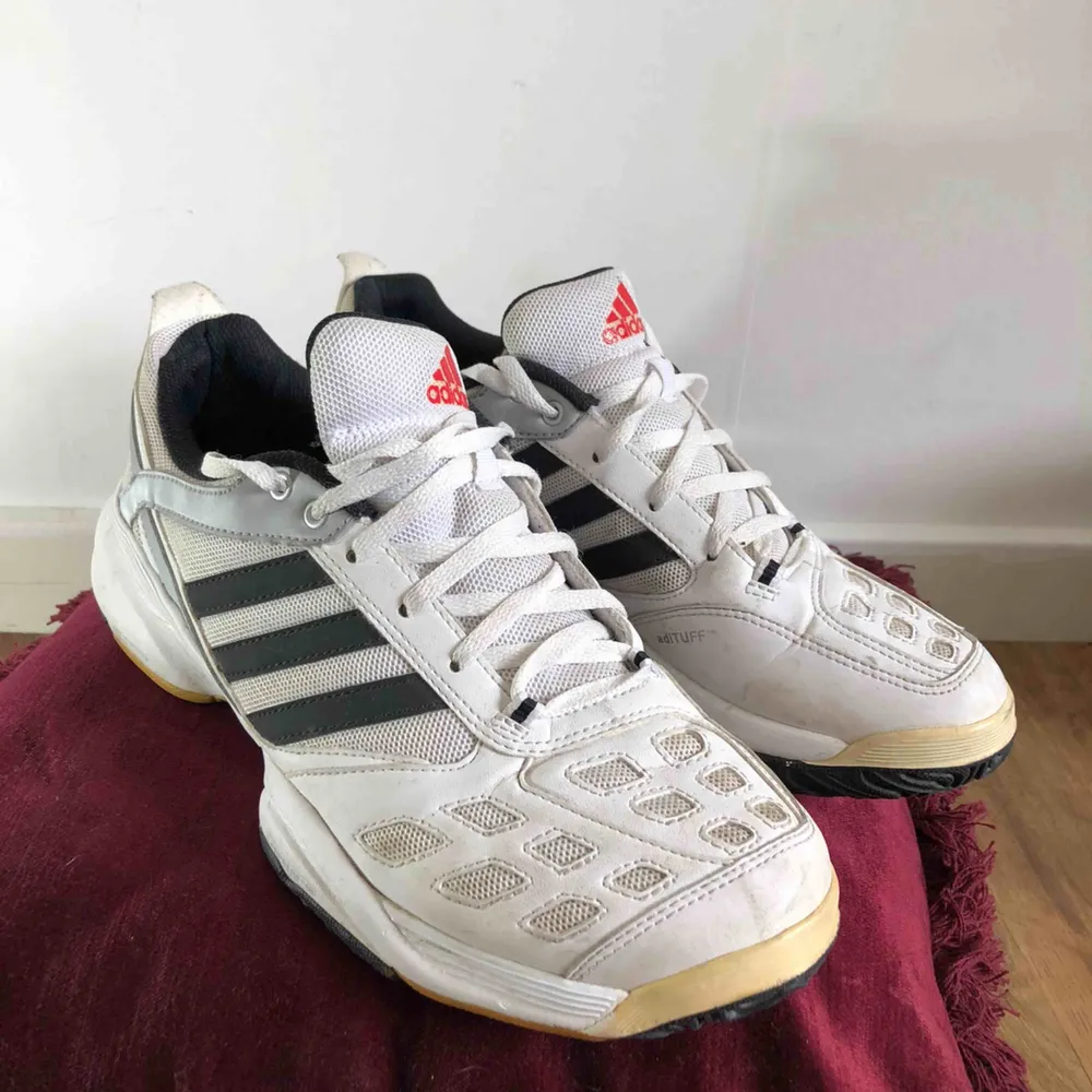 Adidas träningsskor . Skor.