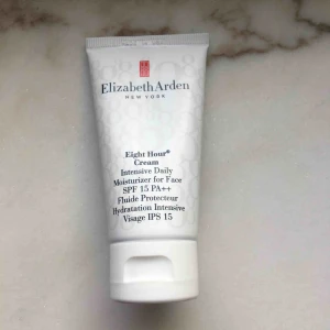  - Helt ny ansiktskräm från Elisabeth Arden med SPF PA++, fick den i födelsedagspresent men använder andra krämer och den gick inte att lämna tillbaka pga att butiken inte hade plomberat den Org pris: 425 kr