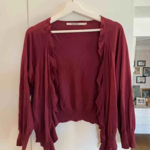  - säljer min mammas gamla vinröda kofta från Rosebud! Aldrig använd! 