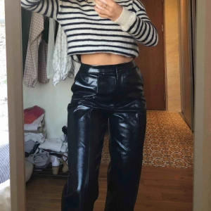  - måste tyvärr sälja dessa coola lackbyxorna från weekday :/ Sitter jättesnyggt, o perfekt skick 👅❤️ skulle säga att dom passar en 36 i storlek också’  börjar budgivning nu som avslutas 23:59 torsdag 16/4, lägg och se bud i kommentarerna! 