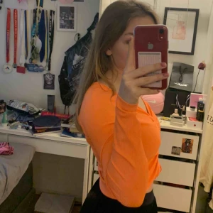  - Långärmad neonorange croppad tröja i ribbat material från madlady. Nypris 249💓 tröjan är använd kanske 3 ggr så den är som ny 