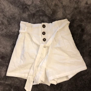 Somriga shorts - Fina somriga shorts från nakd! Aldrig använda då de va för stora för mig. Storlek 36, skulle säga att de är något stora i storleken. Betalas via swish och priset är inklusive frakt!😊