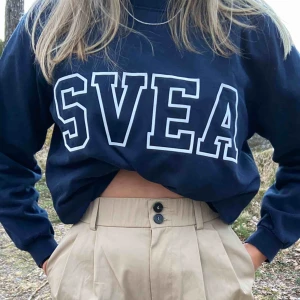 - En mörkblå sweatshirt i bra skick. Är ganska liten i Stl och mer som en xs. Kan fraktas men då står köparen för frakten:) 