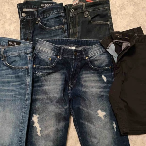 Jeans och byxor - 1 par shorts storlek 30, 1 par jeansshorts storlek 28, 1 par jeansshorts storlek 152, Smala jeans i storlek 30/32. Mycket fint skick, hämtas i Viskafors 