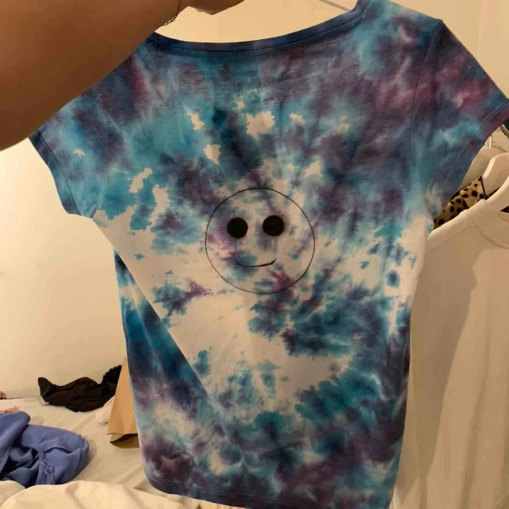 Snygg tröja med tiedye:). T-shirts.