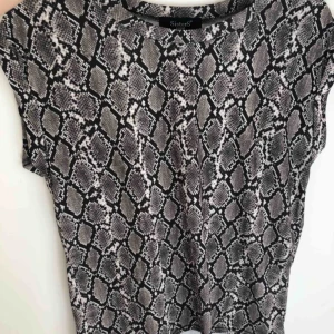  - T-shirt med coolt ormmönster från Sisters point köpt på na-kd. Strl xs men passa även S. 90kr + ev frakt