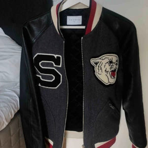  - Så himla snygg baseball jacka från sandro 💓💓 den är lite oversized och passar xs/s. Endast använd en gång och nypris ligger på 6700.