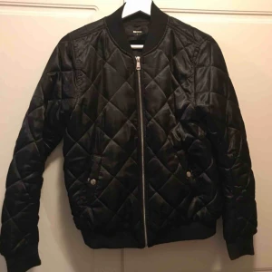  - FRAKT INGÅR I PRISET quiltad bomberjacka 