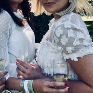  - Säljer min fina studentklänning från Ida Sjöstedt! Den är supersöt, passar perfekt till finare tillställningar. Jag tycker nog att man ska sy upp den lite(jag är 167cm lång). Älskar den!