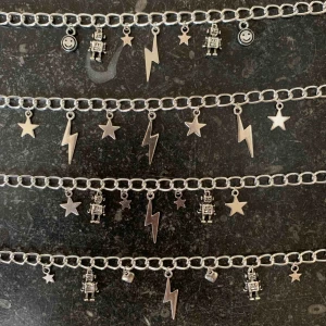  - Dessa snygga halsbanden finns att köpa på @byloloz på instagram! 🤩