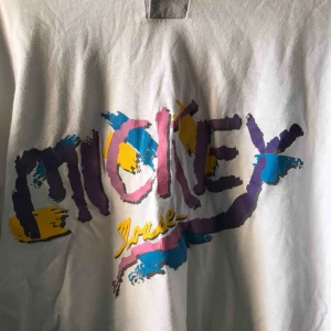  - En super söt mickey mouse tröja köpt på loppis ✨🌟 Frakt 50kr eller så möts vi om båda är friska! 