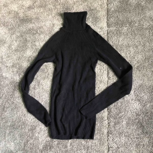  - En svart/blå långärmad som inte kommer till användning, inga skador på tröjan ganska tjockt material.