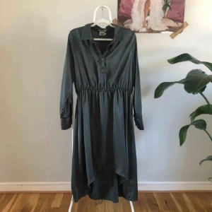 Klänning i satin - Superfin klänning i satin från Twist & Tango. Använd en gång. Liten i storleken, passar en M-L och har resår i midjan. Se bild 3 för passform. Frakt ingår i priset ✨