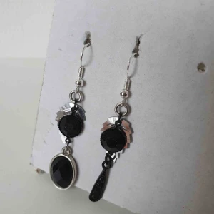  - Fina örhängen! 🤩🥳 OBS! Vi kan ej garantera vilket material smycket är gjort i. Frakt ingår inte i priset. ✨