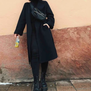  - Kappa från Zara. Nypris 1200kr. Använd ca en vinter. Frakt ingår inte i priset.