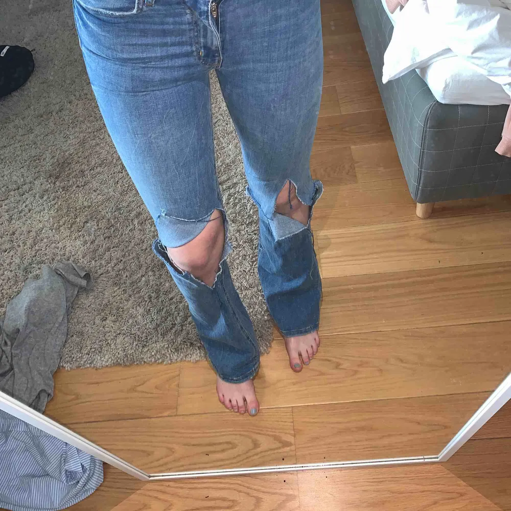 Blåa bootcut Jeans ifrån Zara med egenklippta hål på knäna. Oanvänt skick i ett skönt jeansmaterial.. Jeans & Byxor.