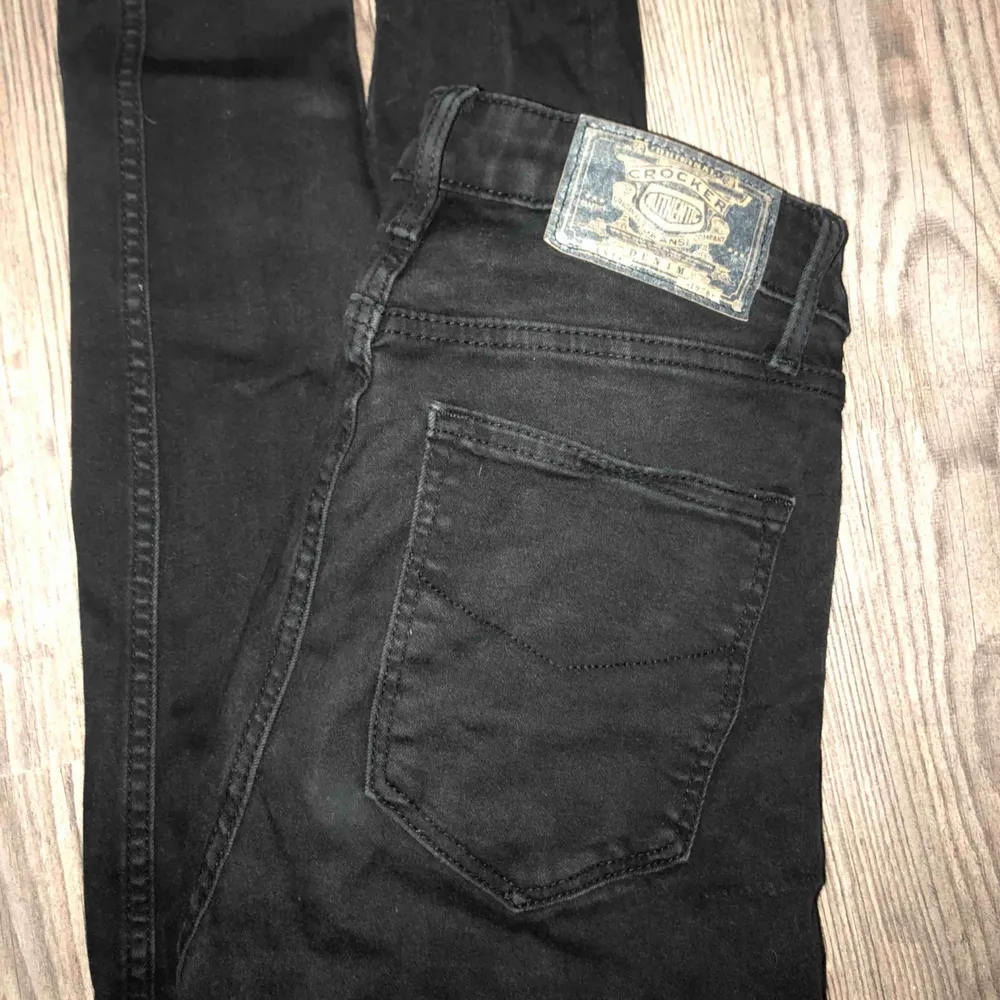 Svarta  högmidjade super stretchiga jeans från Crocker. Sitter som en smäck.. Jeans & Byxor.