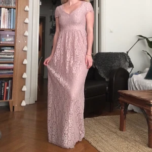 NY klänning från Dry Lake  - Vacker klänning från Dry Lake säljes för 550 kr (inköpspris 1099 kr). Prislapp är kvar.