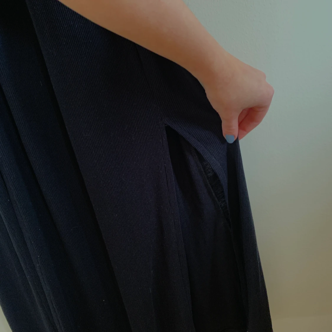 Svart långklänning med slits - 90