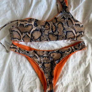 Vändbar bikini från Zaful - Väntar bikini med snörning i ryggen från zaful i storlek M. Aldrig använd pga av att den är förstor i brösten på mig. Med normal störa bröst för en S-M kommer den sitta bra. 