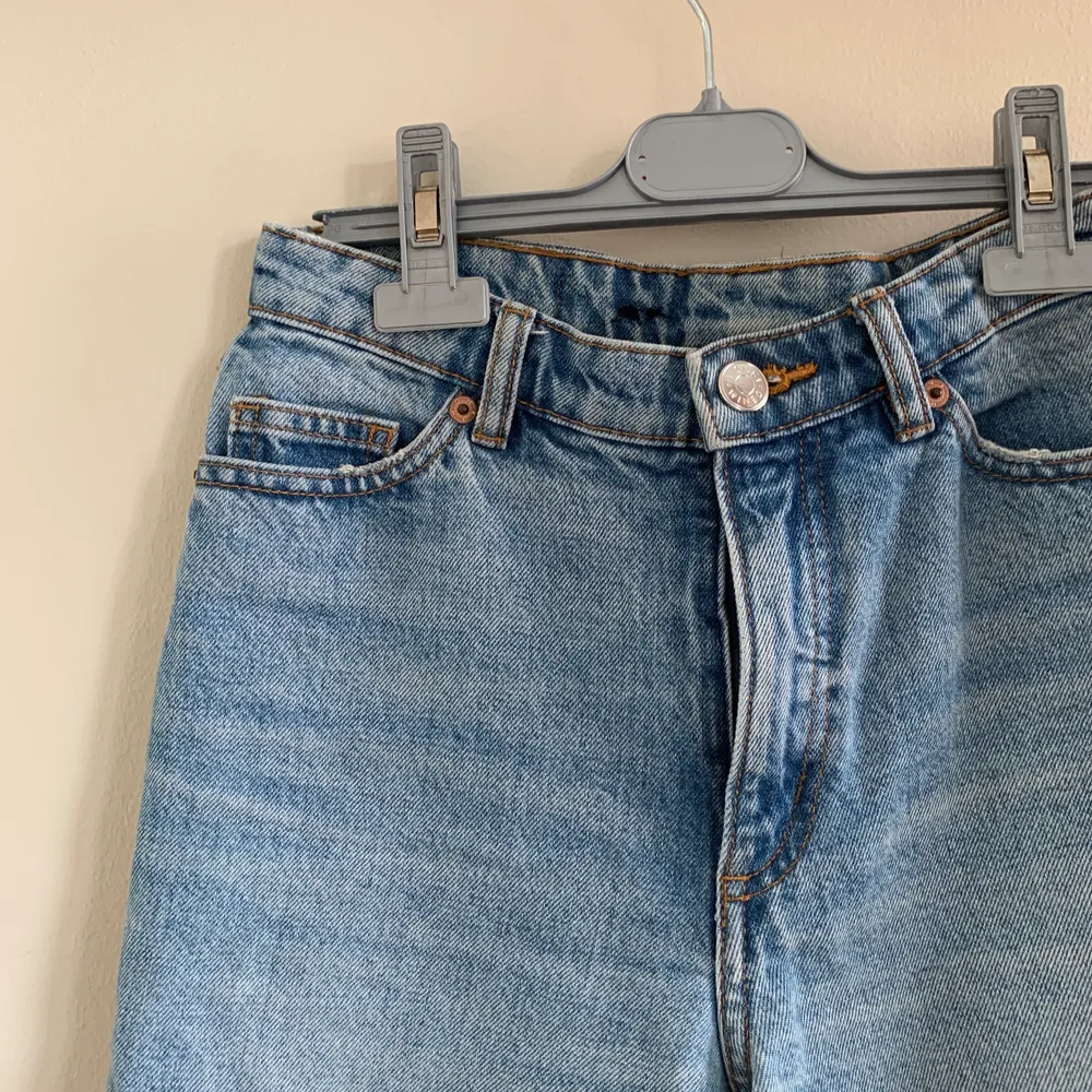 Ett till par jeans, mindre slitna mellan benen, bara på en sida! Men också aningen kortare i modellen😍 Priset är exkl frakt💐. Jeans & Byxor.