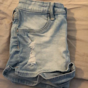 Shorts från Kappahl o hm - Köps som 3 pack dem svarta shortsen är ifrån Kappahl o dem två blåa är ifrån hm alla är stolek 146 funkar som 150. Betalning sker genom swich kommentera vid intresse.