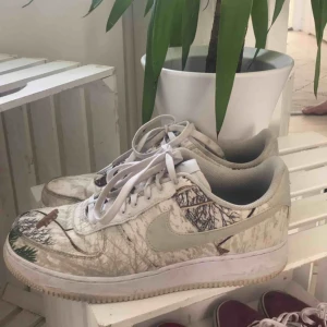  - Säljer mina nästintill nya Air Force 1! Sparsamt använda så det finns inga slitningar/hål. Om du önskar kan jag köra dem i tvätten innan köp. Passar storlek 43/US10. Köpta på sizeofficial.se för 1000kr ish.  Priset går att diskutera! 