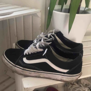  - Orkar inte ens beskriva. Lite smutsiga på sulan men inget annat.   Priset går att diskutera!