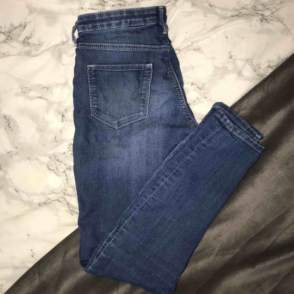 Sjukt fina jeans som formar kroppen fint💓 medelhög midja💕 passar en xs/xss💜 skicka ett meddelande för fler bilder! Kom med prisförslag💗. Jeans & Byxor.