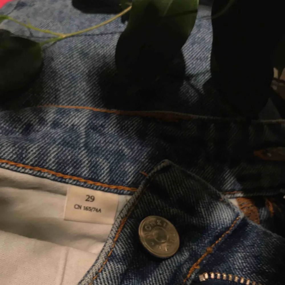 Görsnygga stentvättade kimonojeans från monki🤩 Passar S/M, säljer då jag vuxit ur dem. Bra skick utan slitningar/hål/fläckar! Perfekta momjeansen!. Jeans & Byxor.
